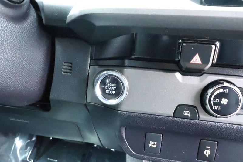 Toyota Tacoma Vehicle Full-screen Gallery Image 28