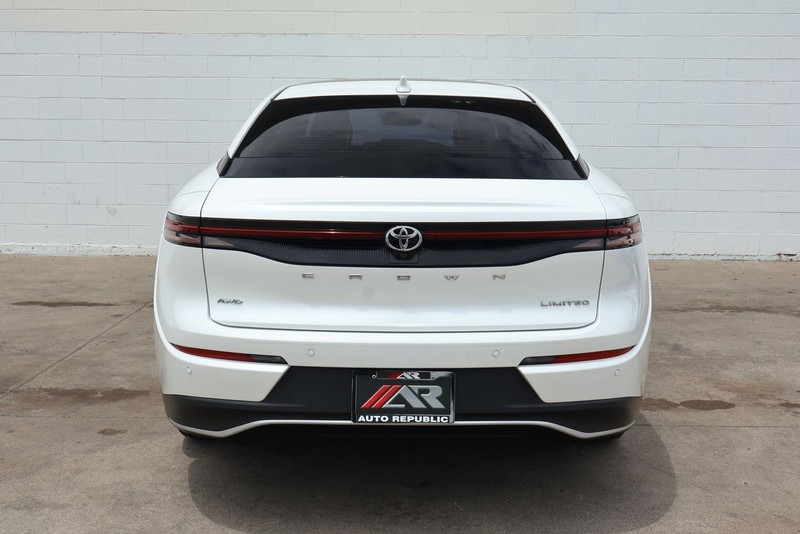 Toyota Crown Vehicle Full-screen Gallery Image 06