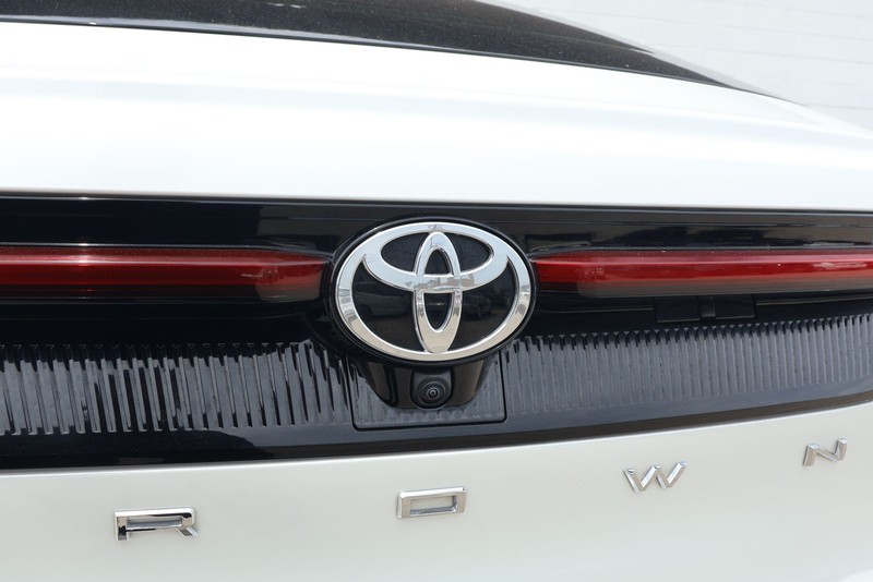 Toyota Crown Vehicle Full-screen Gallery Image 08