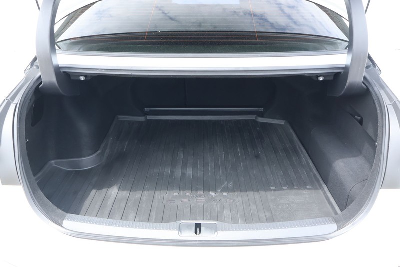 Toyota Crown Vehicle Full-screen Gallery Image 09