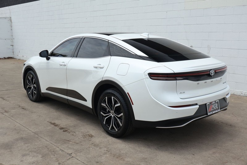 Toyota Crown Vehicle Full-screen Gallery Image 10