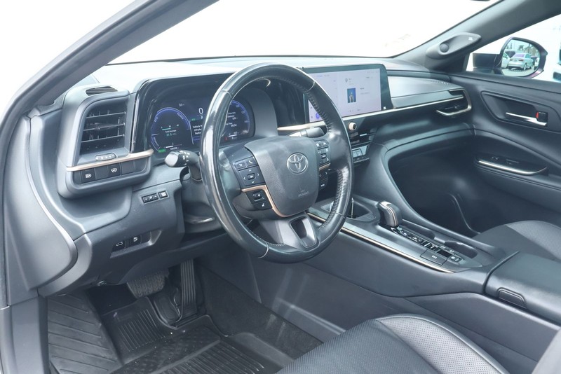 Toyota Crown Vehicle Full-screen Gallery Image 18