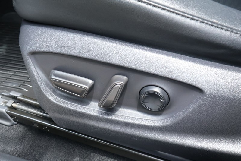 Toyota Crown Vehicle Full-screen Gallery Image 19