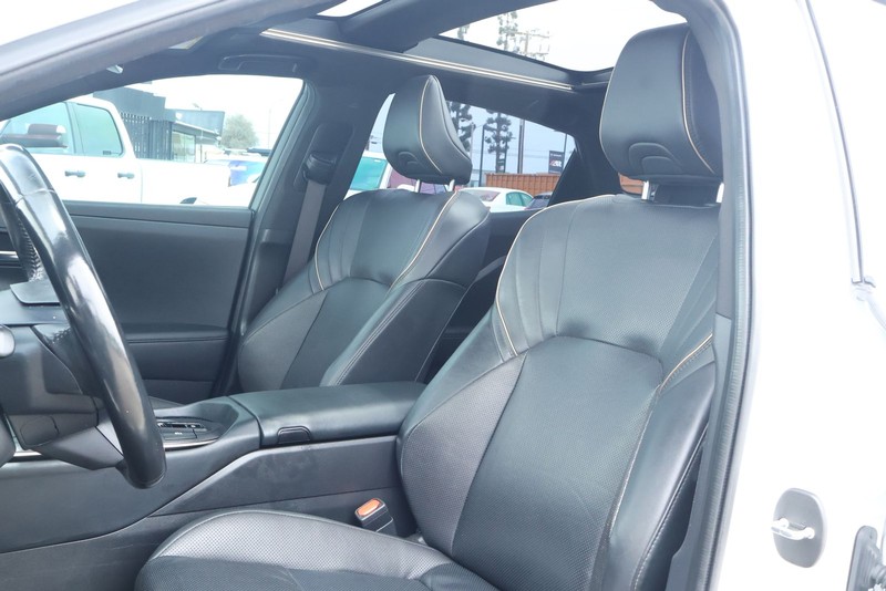 Toyota Crown Vehicle Full-screen Gallery Image 20