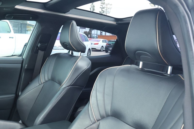 Toyota Crown Vehicle Full-screen Gallery Image 21