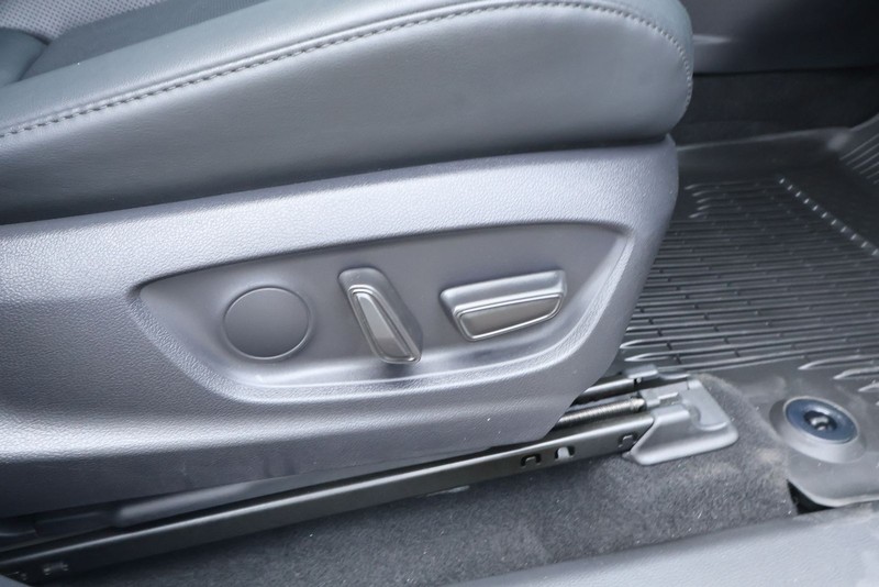 Toyota Crown Vehicle Full-screen Gallery Image 23