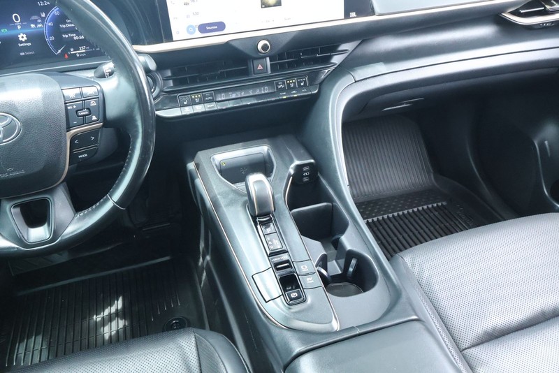Toyota Crown Vehicle Full-screen Gallery Image 33