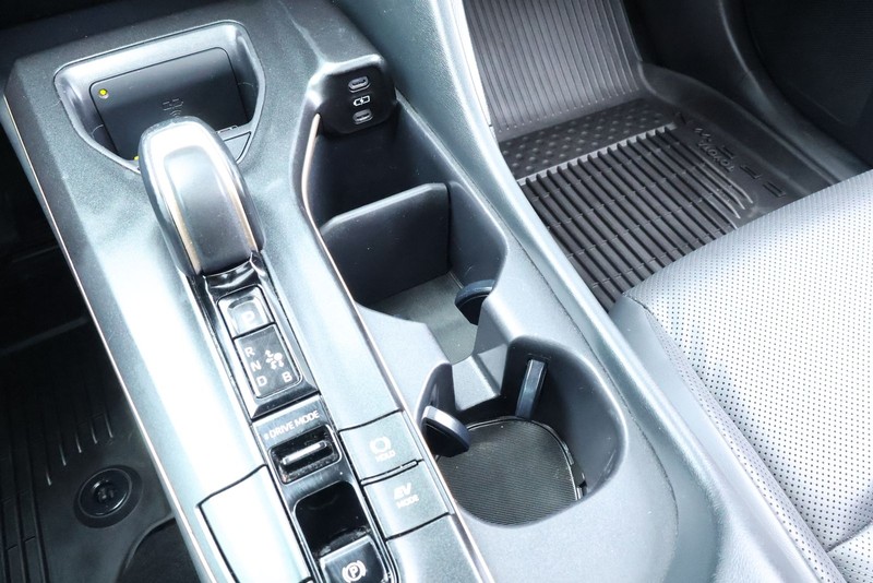 Toyota Crown Vehicle Full-screen Gallery Image 35