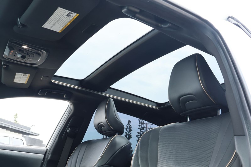 Toyota Crown Vehicle Full-screen Gallery Image 36