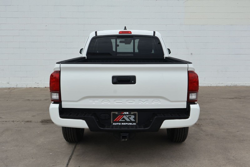 Toyota Tacoma Vehicle Full-screen Gallery Image 06