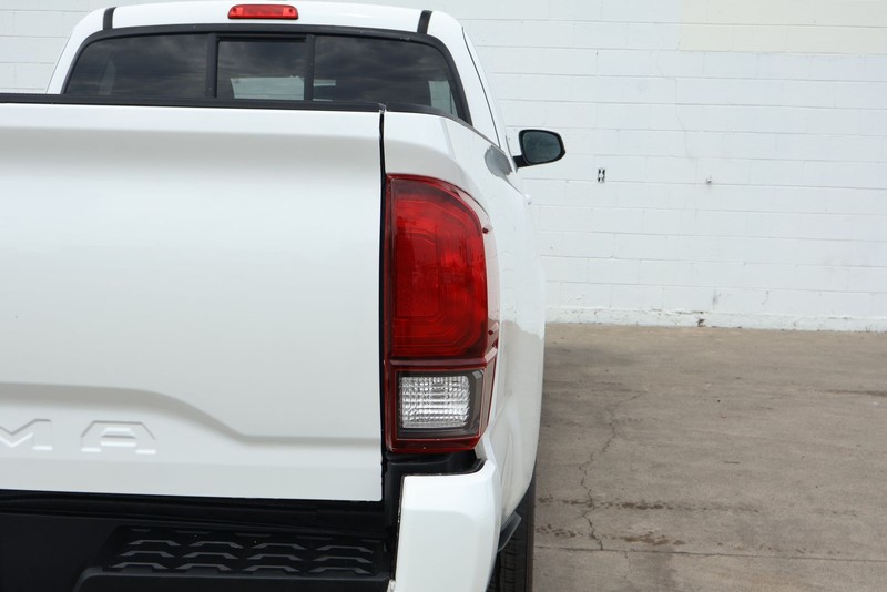 Toyota Tacoma Vehicle Full-screen Gallery Image 07