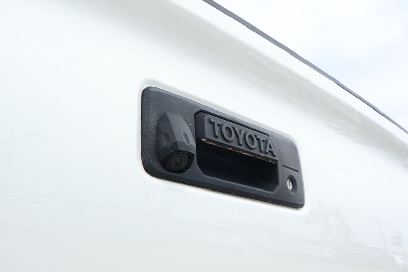 Toyota Tacoma Vehicle Full-screen Gallery Image 08