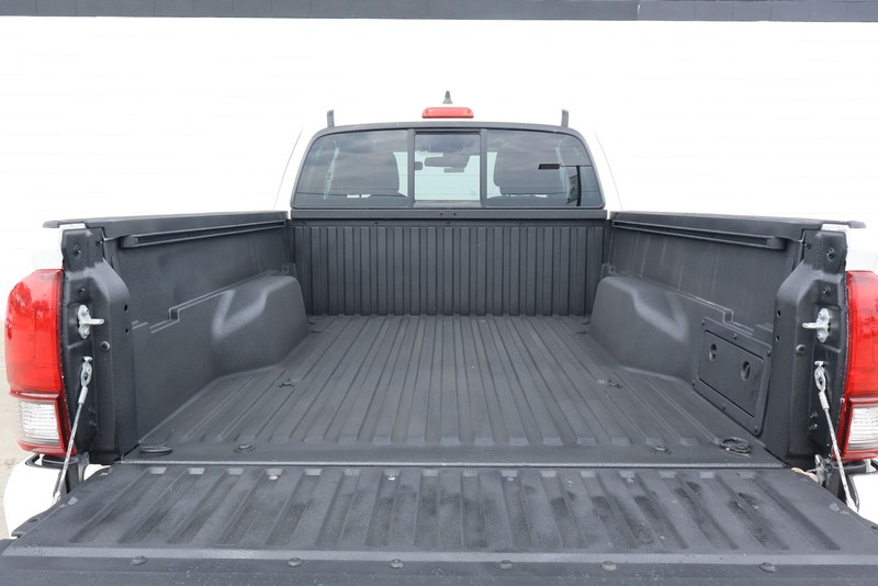 Toyota Tacoma Vehicle Full-screen Gallery Image 09