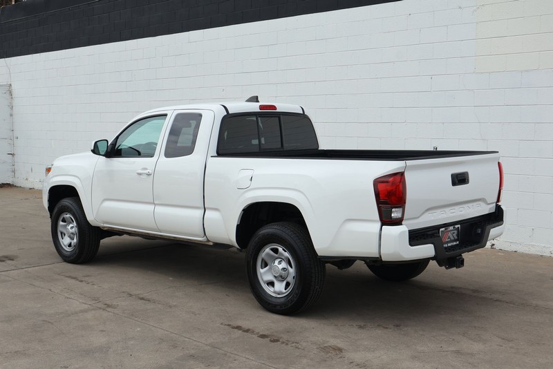 Toyota Tacoma Vehicle Full-screen Gallery Image 10