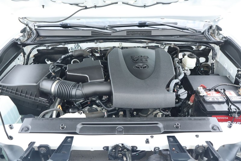 Toyota Tacoma Vehicle Full-screen Gallery Image 13
