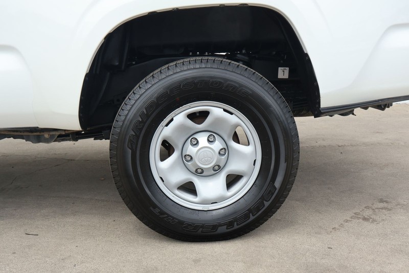 Toyota Tacoma Vehicle Full-screen Gallery Image 14