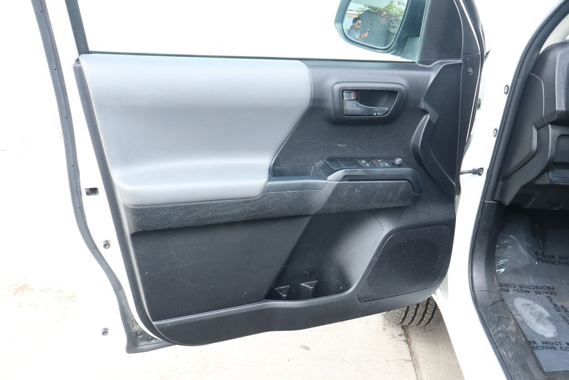Toyota Tacoma Vehicle Full-screen Gallery Image 15