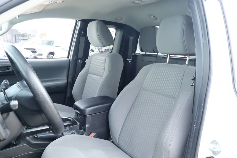 Toyota Tacoma Vehicle Full-screen Gallery Image 17