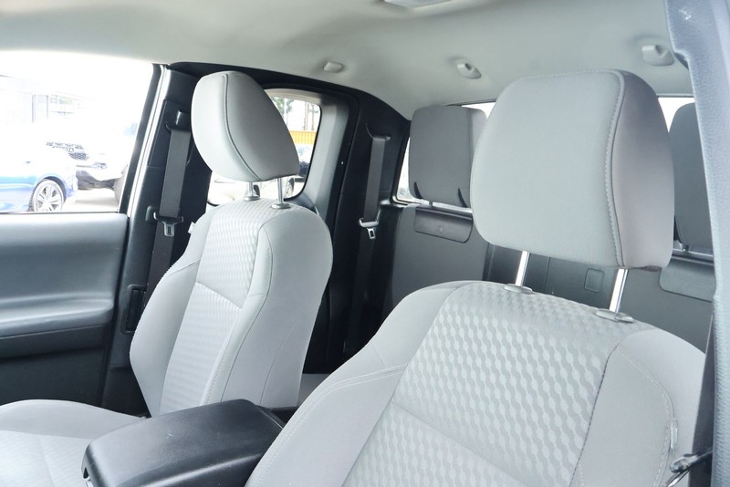 Toyota Tacoma Vehicle Full-screen Gallery Image 18