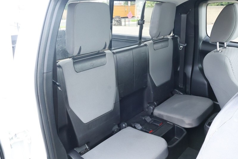 Toyota Tacoma Vehicle Full-screen Gallery Image 21