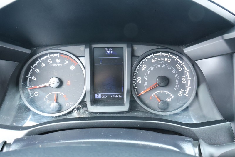 Toyota Tacoma Vehicle Full-screen Gallery Image 24