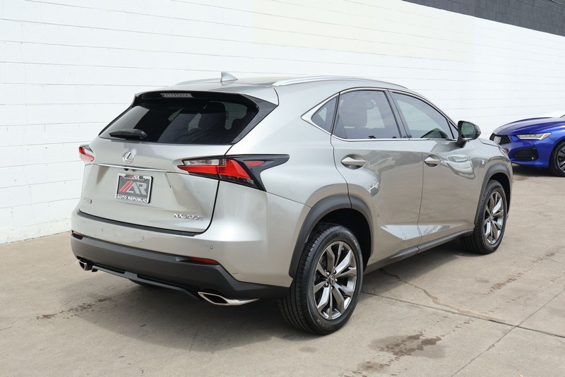 Lexus NX 200t Vehicle Full-screen Gallery Image 05