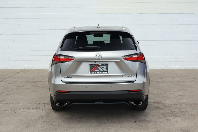 Lexus NX 200t Vehicle Full-screen Gallery Image 06