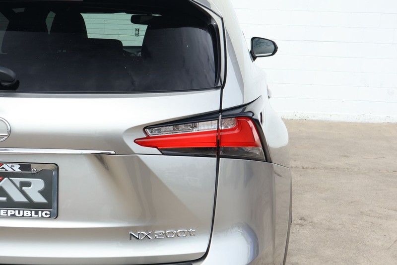 Lexus NX 200t Vehicle Full-screen Gallery Image 07