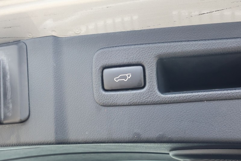 Lexus NX 200t Vehicle Full-screen Gallery Image 10