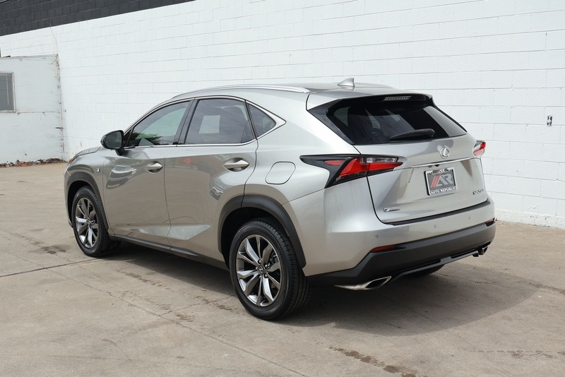 Lexus NX 200t Vehicle Full-screen Gallery Image 11