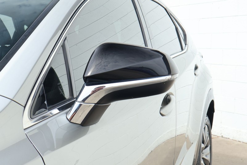 Lexus NX 200t Vehicle Full-screen Gallery Image 14