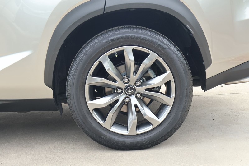 Lexus NX 200t Vehicle Full-screen Gallery Image 17