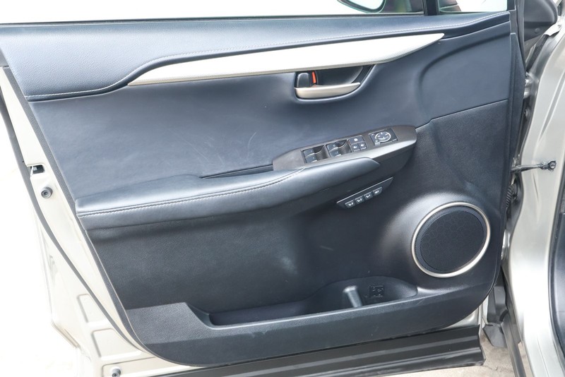 Lexus NX 200t Vehicle Full-screen Gallery Image 18