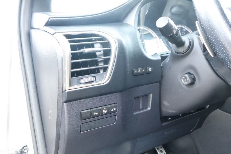 Lexus NX 200t Vehicle Full-screen Gallery Image 20