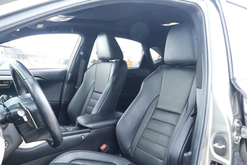 Lexus NX 200t Vehicle Full-screen Gallery Image 22
