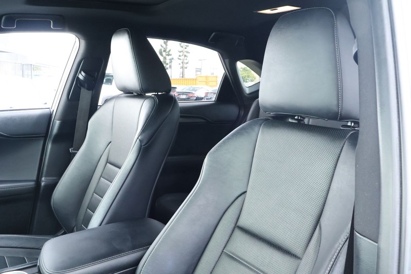 Lexus NX 200t Vehicle Full-screen Gallery Image 23