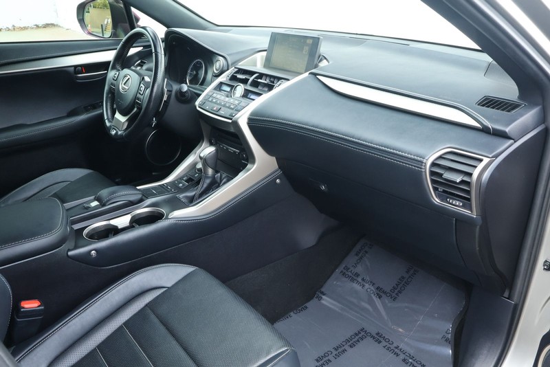 Lexus NX 200t Vehicle Full-screen Gallery Image 24