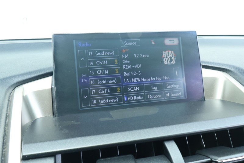 Lexus NX 200t Vehicle Full-screen Gallery Image 32