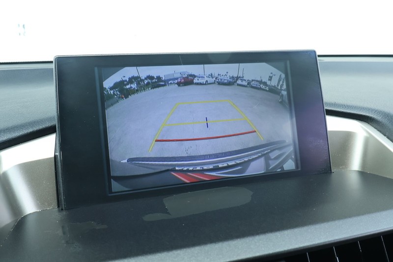 Lexus NX 200t Vehicle Full-screen Gallery Image 33