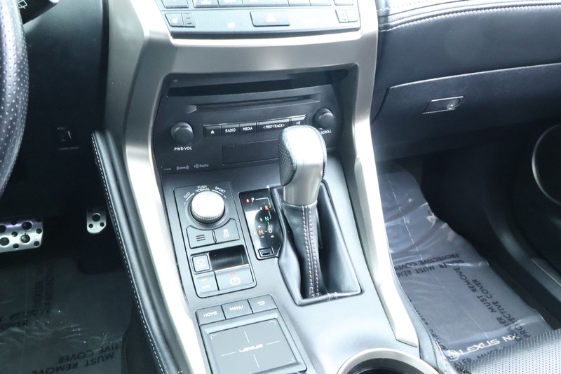 Lexus NX 200t Vehicle Full-screen Gallery Image 35