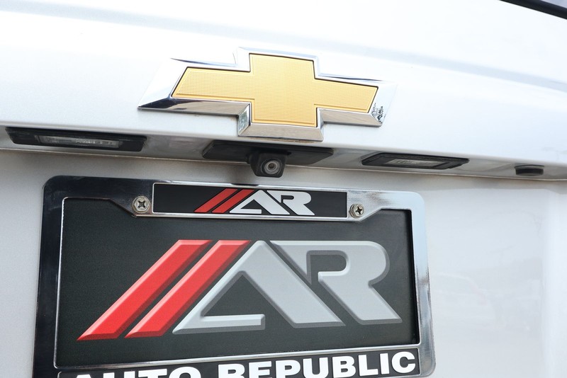 Chevrolet Suburban Vehicle Full-screen Gallery Image 08