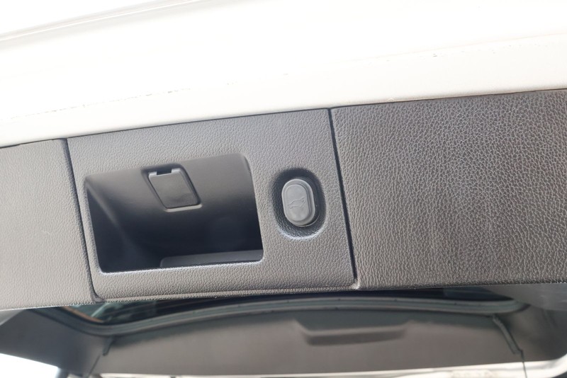 Chevrolet Suburban Vehicle Full-screen Gallery Image 11