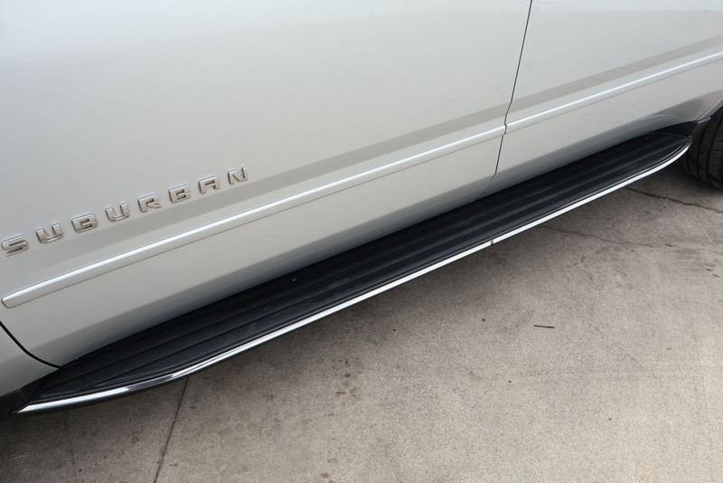 Chevrolet Suburban Vehicle Full-screen Gallery Image 16