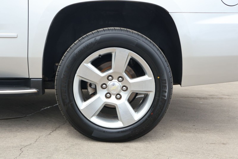 Chevrolet Suburban Vehicle Full-screen Gallery Image 18