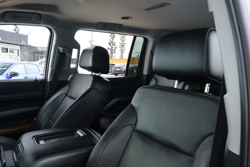 Chevrolet Suburban Vehicle Full-screen Gallery Image 23