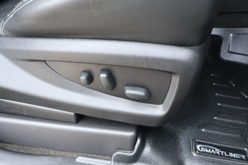 Chevrolet Suburban Vehicle Full-screen Gallery Image 25