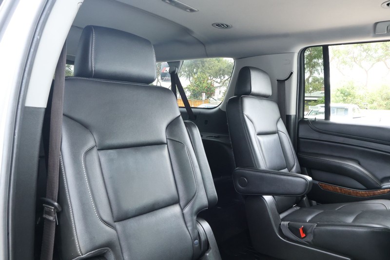 Chevrolet Suburban Vehicle Full-screen Gallery Image 27
