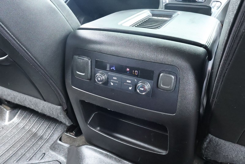 Chevrolet Suburban Vehicle Full-screen Gallery Image 29