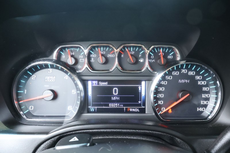 Chevrolet Suburban Vehicle Full-screen Gallery Image 31