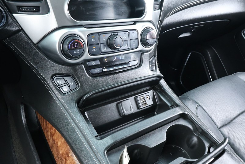 Chevrolet Suburban Vehicle Full-screen Gallery Image 35